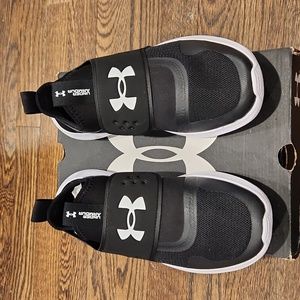 NWOT - New never used. Under Armour UA W Runplay. Women's Size 8.